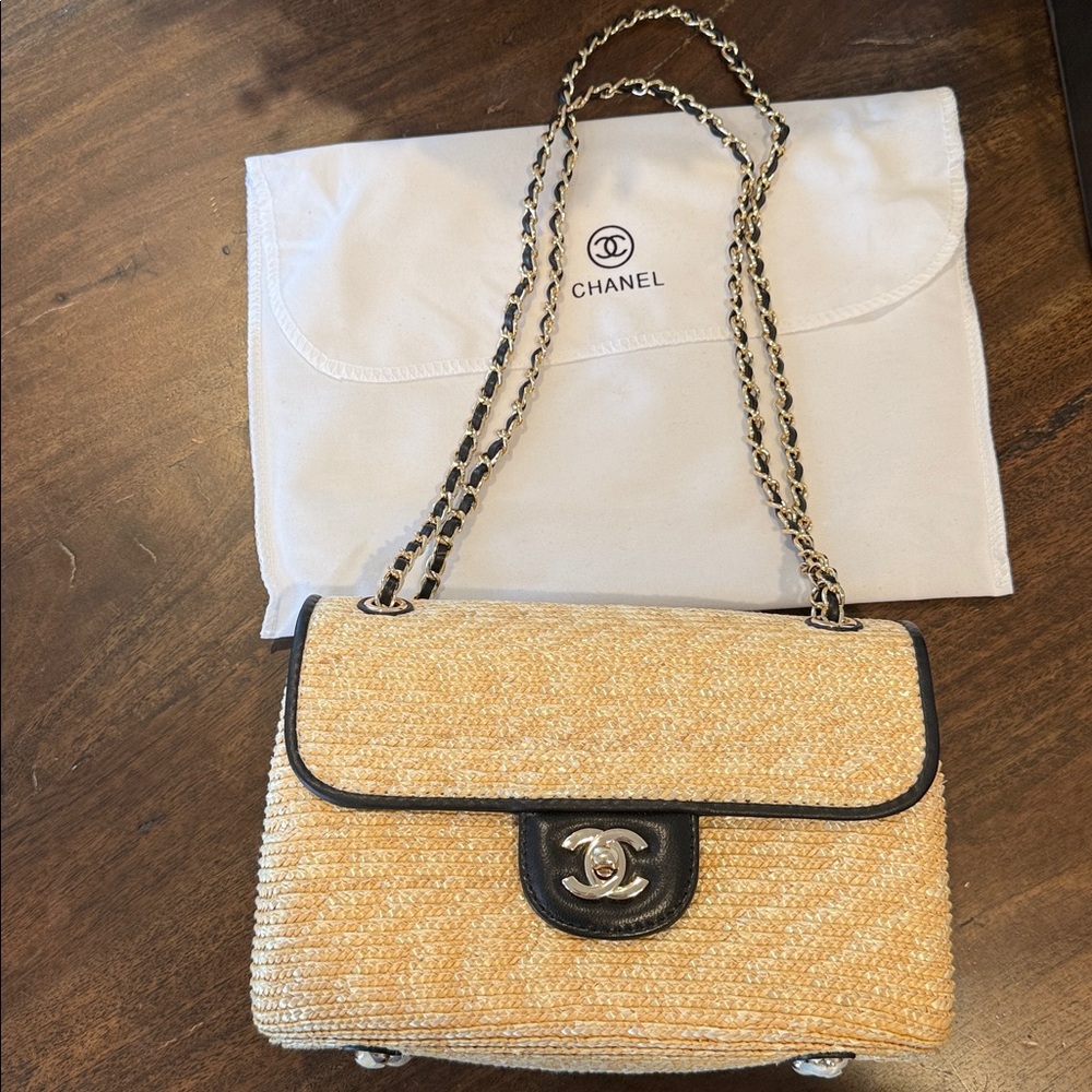 CHANEL Beige Tweed Shoulder Bag with Black Trim & Chain Strap - Picture 4 of 4